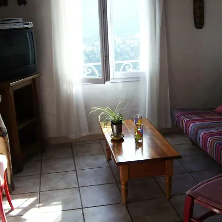 Les Lilas Blancs Apartment *
